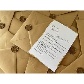 Invitatie nunta in plic maro cu sigiliu din ceara si foita aurie - Model 9 Invitatie nunta in plic maro cu sigiliu din ceara si foita aurie - Model 9