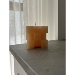 Lumanare decorativa in forma de cub low poly, portocaliu Lumanare decorativa in forma de cub low poly, portocaliu