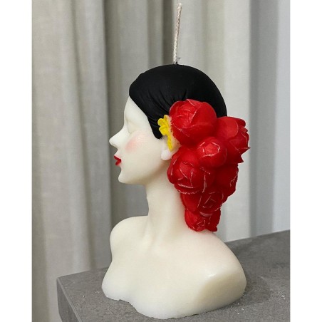 Lumanare decorativa parfumata in forma de bust de femeie cu par din trandafiri pictata, 125g, 10 cm inaltime