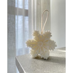 Lumanare decorativa parfumata in forma de fulg de nea. alb 6cm inaltime, 40g Lumanare decorativa parfumata in forma de fulg de nea. alb 6cm inaltime, 40g