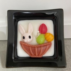 Lumanare decorativa parfumata cu motiv pascal - oua in cosulet - recipient negru, inaltime 4cm, 270g