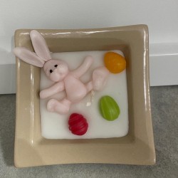 Lumanare decorativa parfumata cu motiv pascal - iepuras in bol - recipient bej, inaltime 4cm, 270g