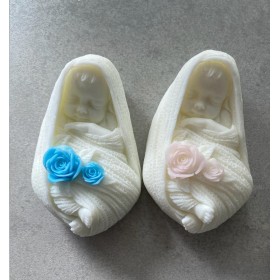 Lumanare decorativa in forma de bebelus in fasa culoare personalizabila 120g, 3cm inaltime, 11 cm lungime