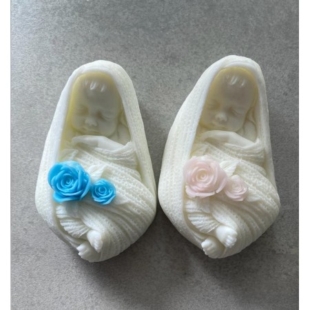 Lumanare decorativa in forma de bebelus in fasa culoare personalizabila 120g, 3cm inaltime, 11 cm lungime